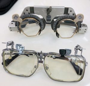 上が今の掛け枠。下が40年以上前のVISTの掛け枠